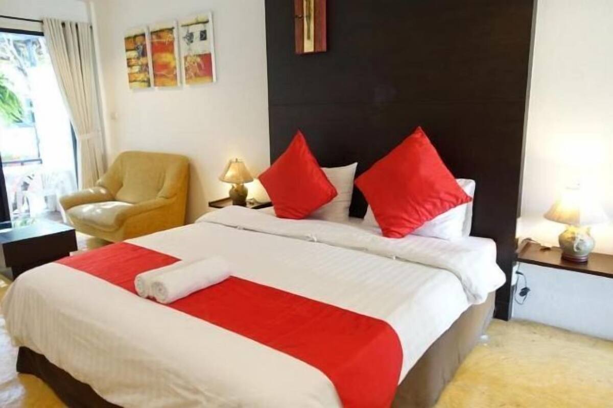 Desk, laptop workspace, WiFi (free), bed sheets