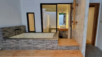 Superior King Room with Bathtub | Bathroom | Free toiletries, towels