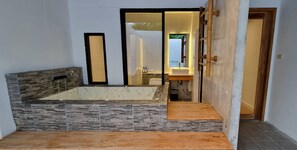 Superior King Room with Bathtub | Bathroom | Free toiletries, towels - Amara Resort Hua Hin (Hua Hin)