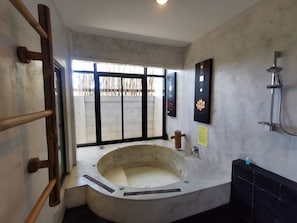 Familienzimmer (Superior Two Bedroom) | Badezimmer | Kostenlose Toilettenartikel, Handtücher