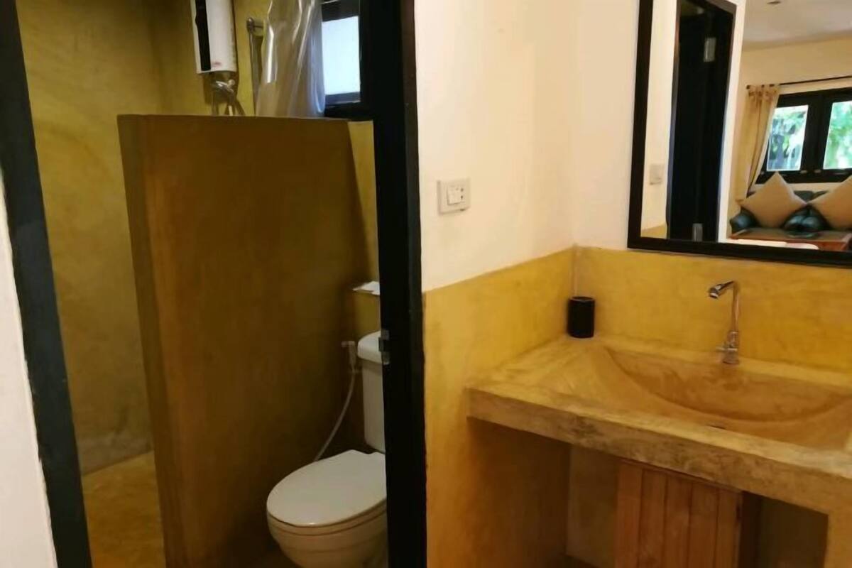 Bathroom | Free toiletries, towels