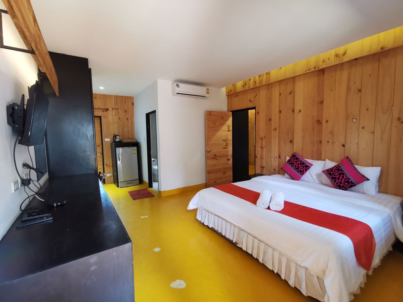 Bureau, espace de travail pour ordinateur portable, Wi-Fi gratuit