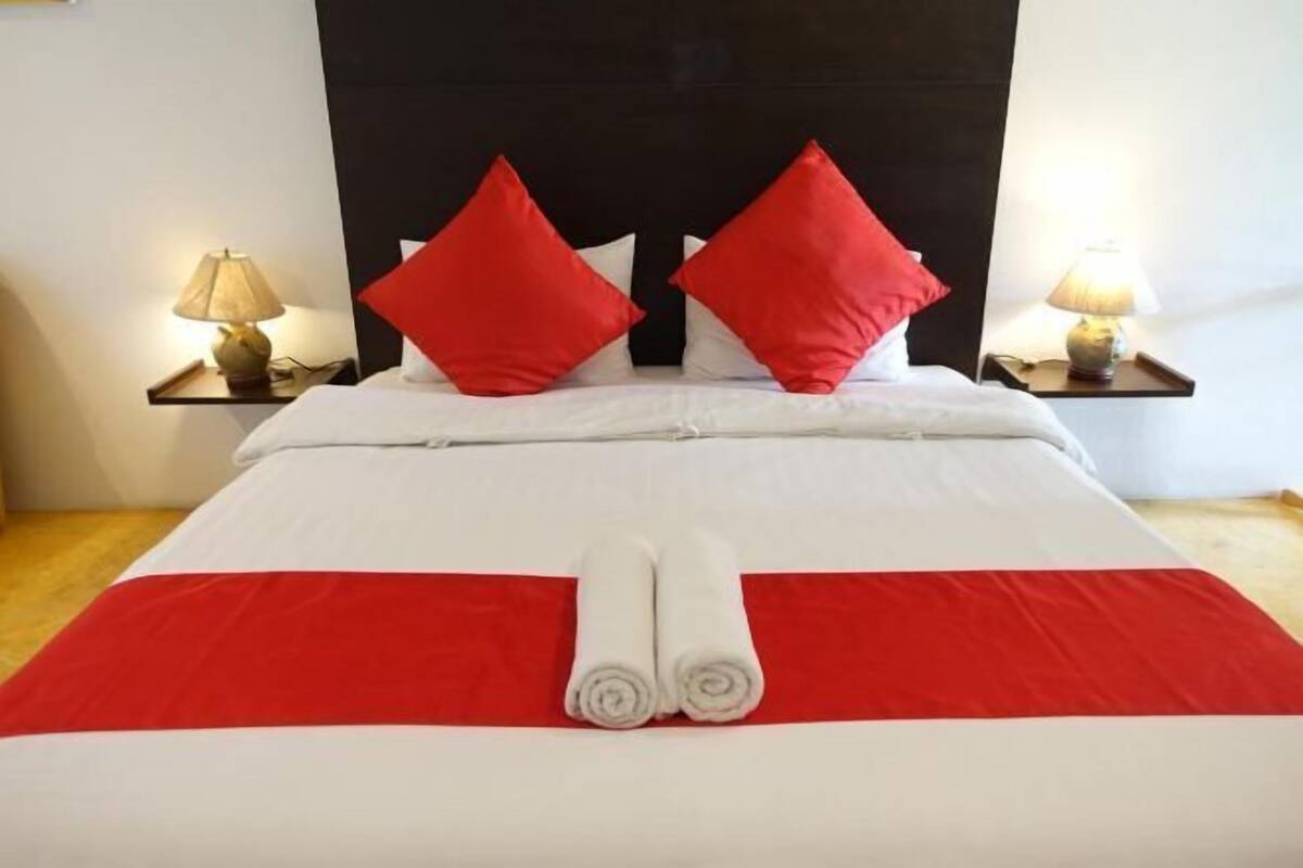 Desk, laptop workspace, WiFi (free), bed sheets