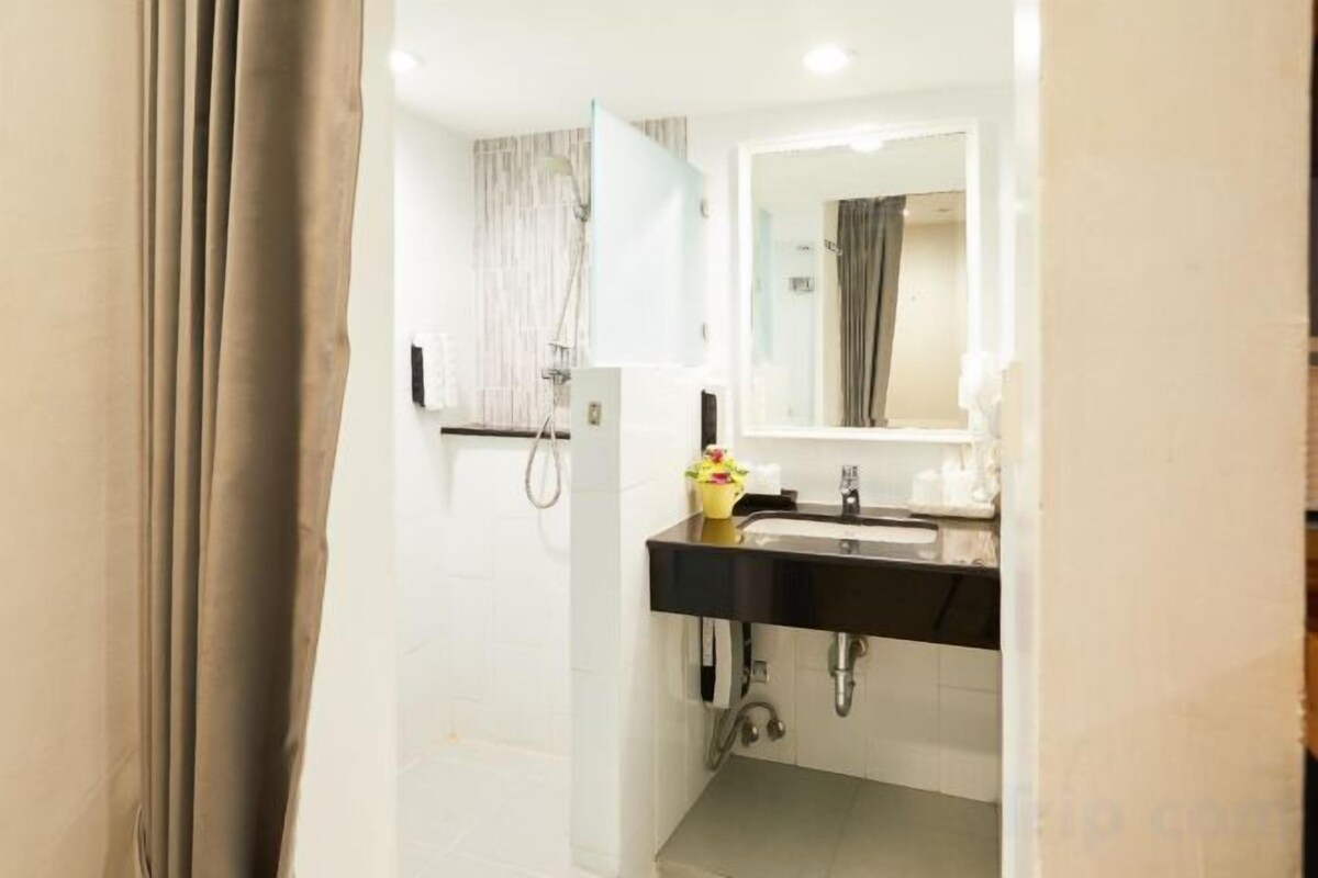 Bathroom | Free toiletries, hair dryer, slippers, towels