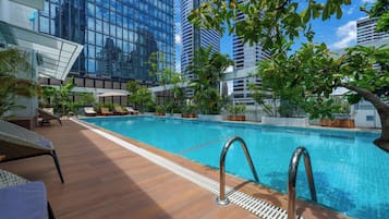 Piscine extérieure, chaises longues