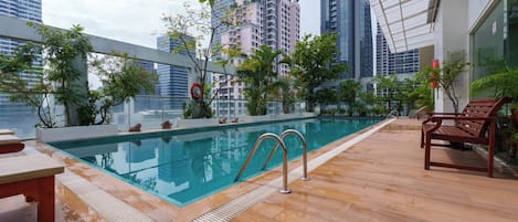 Piscina externa, espreguiçadeiras