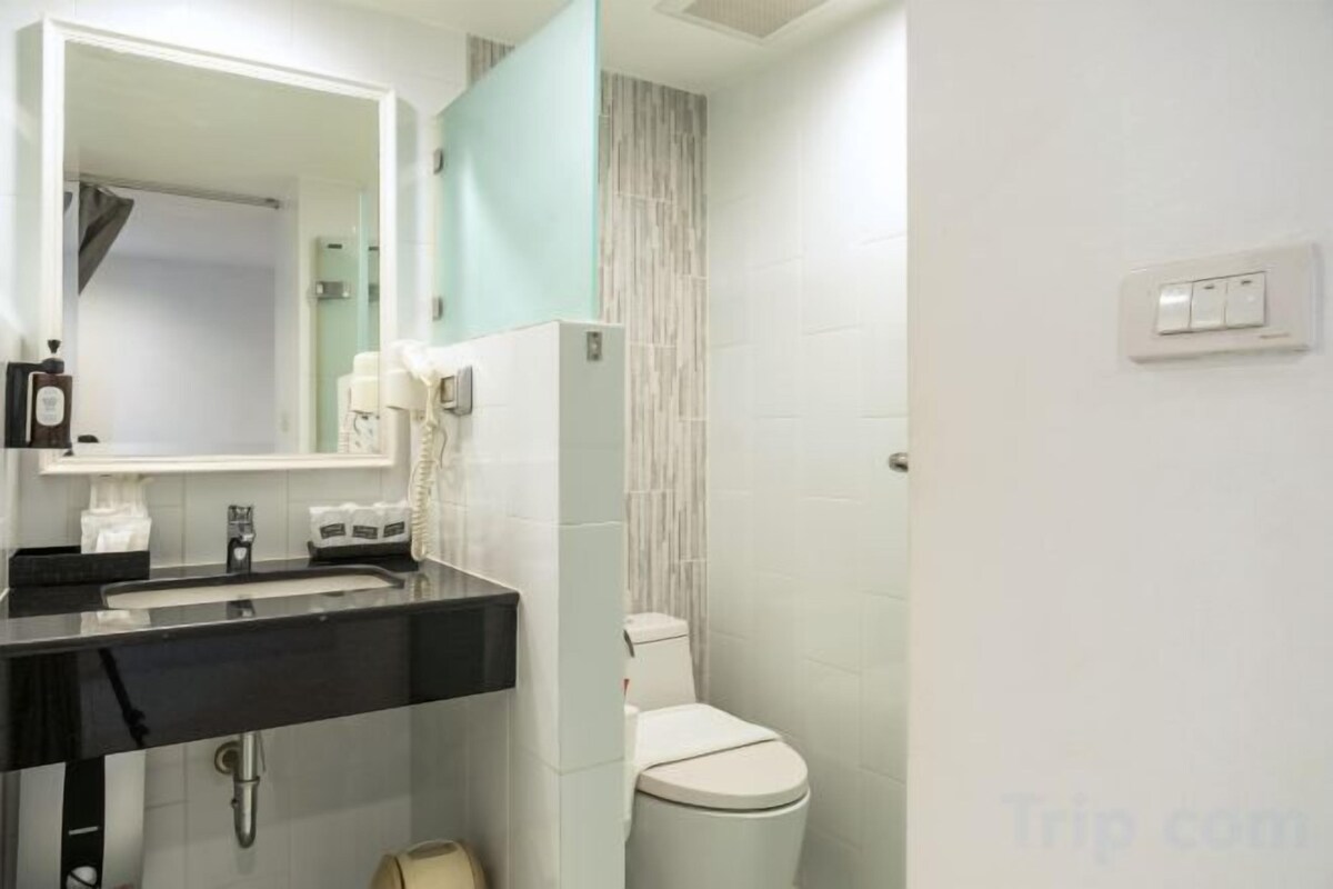 Bathroom | Free toiletries, hair dryer, slippers, towels
