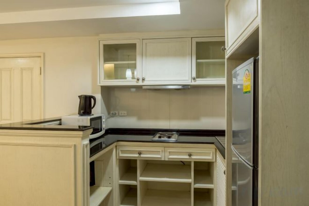 Private kitchen | Coffee/tea maker, fridge, microwave, electric kettle