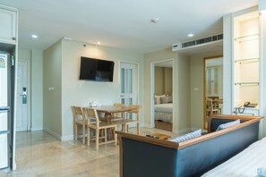 Una habitación de hotel con una cama, un escritorio y un televisor.