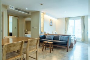 Family Suite (for 7 Persons) (Non Smoking) | Living area | TV - Sabai Sathorn (Bangkok)