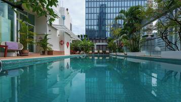 Piscine extérieure, chaises longues