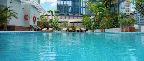 Piscine extérieure, chaises longues