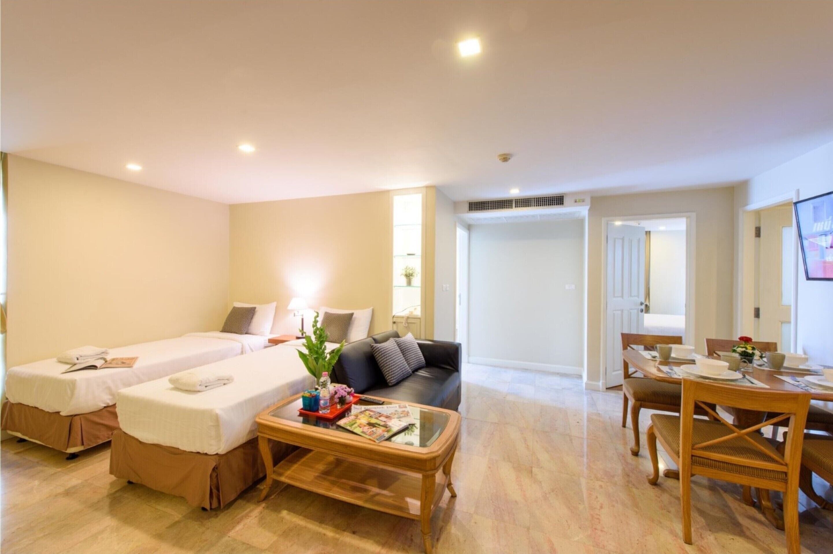 3 Bedrooms (Non Smoking) | Caja de seguridad en la habitación y insonorización 