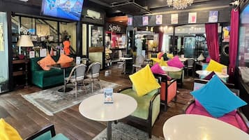 S'hi serveixen esmorzars, dinars, sopars i plats de cuina tailandesa