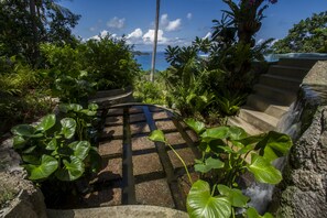 Villa de lujo, alberca privada, vista a la bahía | Entrada interior