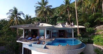 奢華別墅, 私人泳池, 海灣景觀 | 室外游泳池 | 3 座室外游泳池，提供泳池遮陽傘和日光浴躺椅