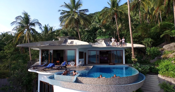 حمام سباحة خارجي