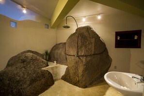 Shower, rainfall showerhead, free toiletries, hair dryer - Monkey Flower Villas (Koh Tao)