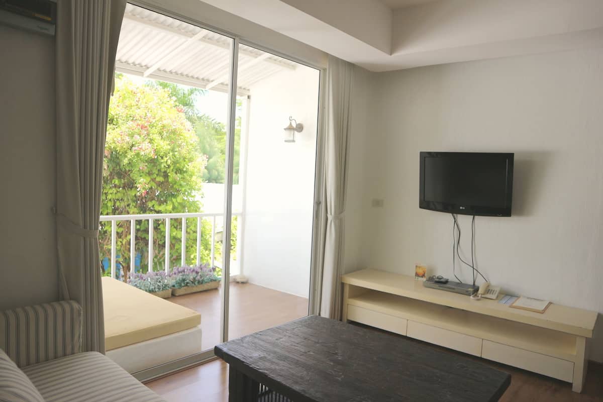 Costa Villa | Minibar, vÀrdeförvaringsskÄp pÄ rummet, skrivbord och ljudisolering