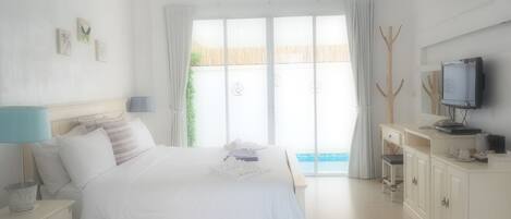 Costa by the Moon | Minibar, Zimmersafe, Schreibtisch, schallisolierte Zimmer