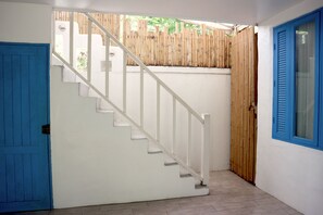 Costa Villa | Bar mini, peti besi dalam bilik, meja, kalis bunyi 