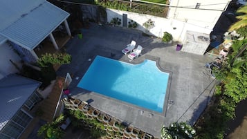 Una piscina al aire libre, tumbonas