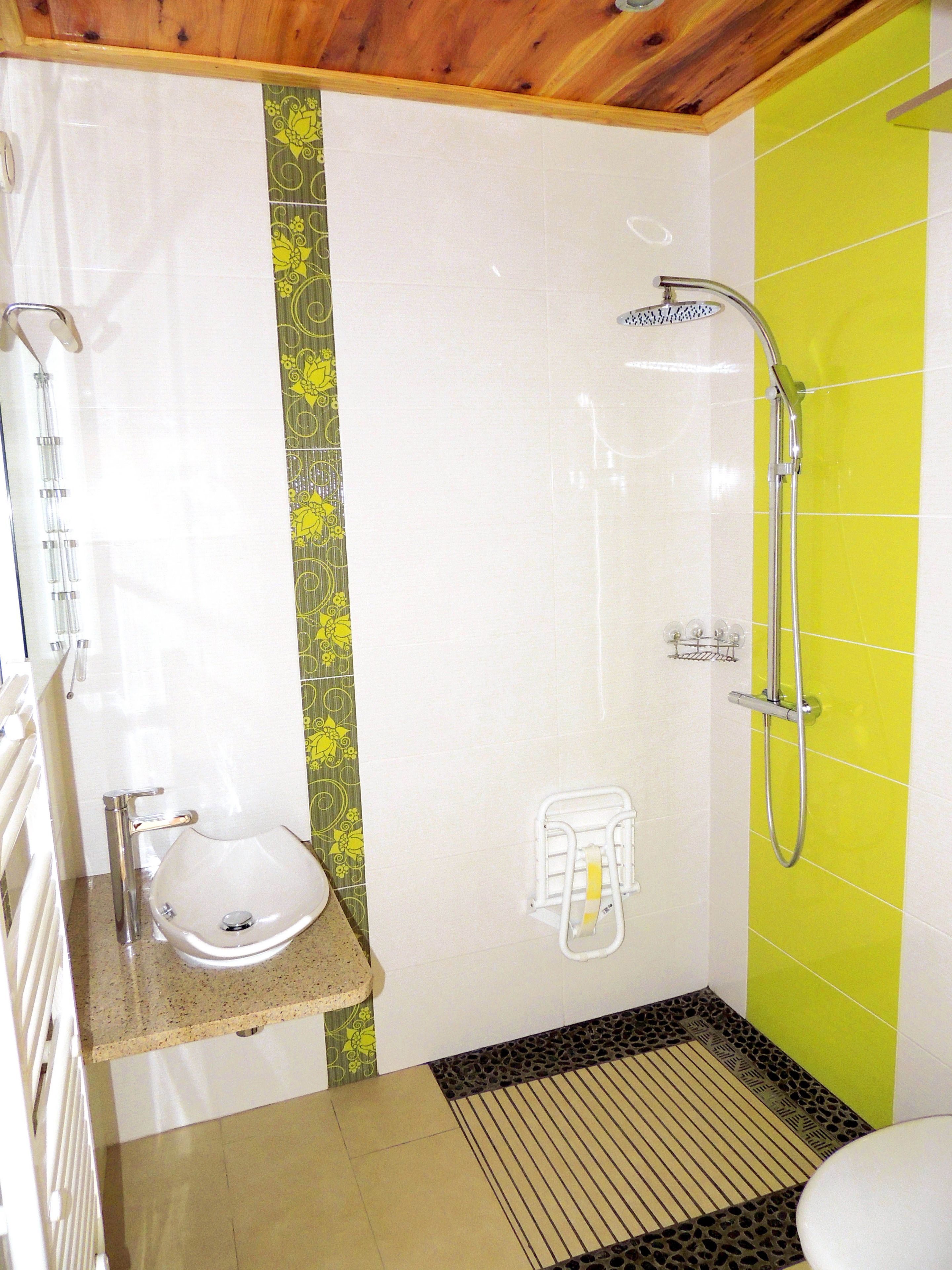 Ein Badezimmer mit Waschbecken, Dusche und Toilette.