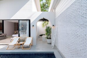 Villa with Private Pool | บริเวณนั่งเล่น | ทีวีจอแอลซีดี