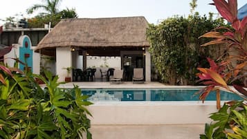 Una piscina al aire libre