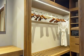Presidential-Zimmer | Hochwertige Bettwaren, Minibar, Zimmersafe, individuell dekoriert