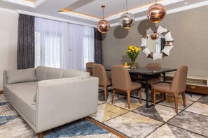 Presidential-Zimmer | Essbereich im Zimmer