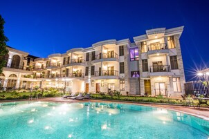 Una piscina al aire libre, tumbonas