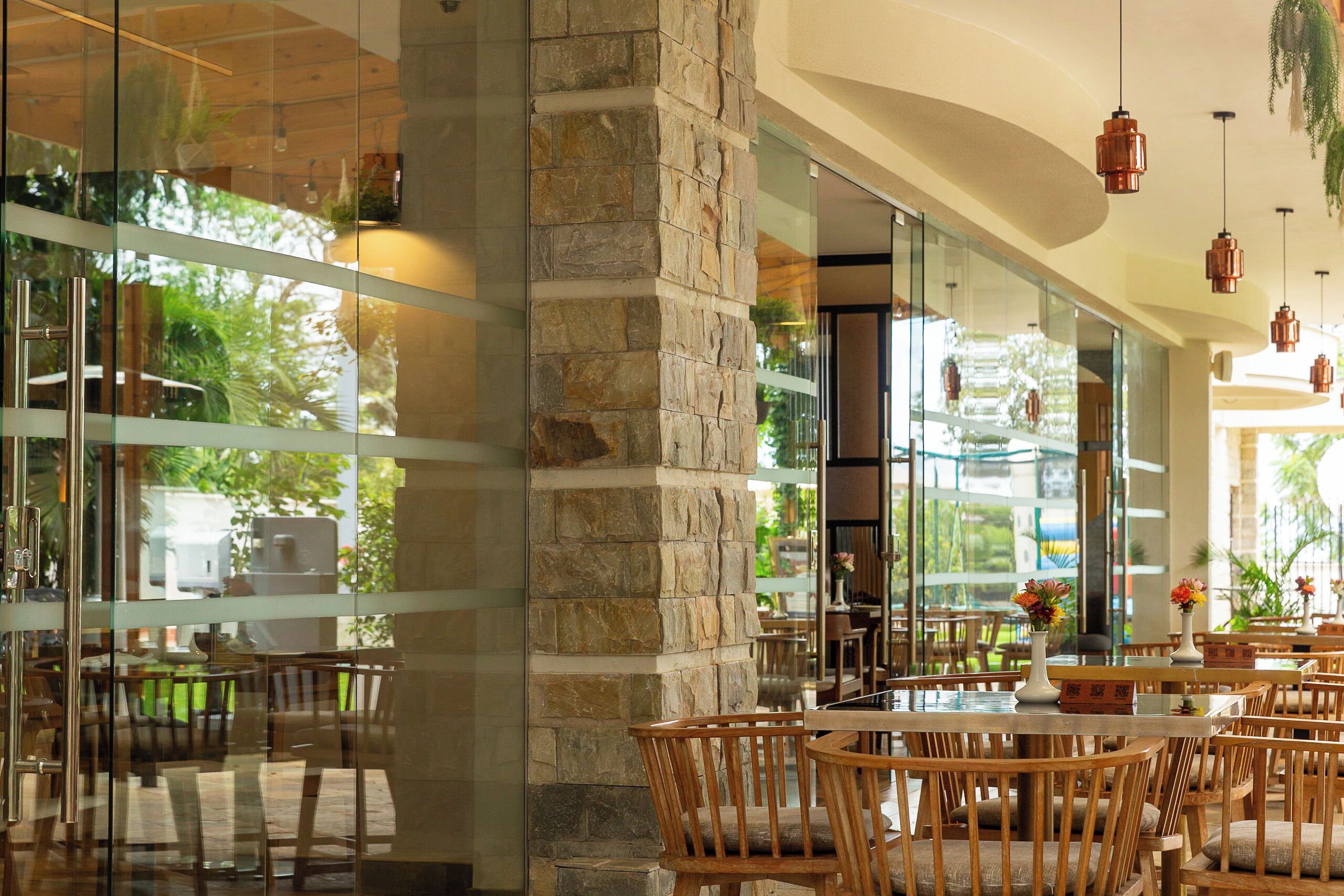 2 restaurants, international cuisine