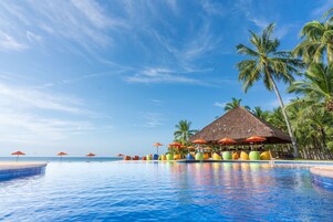 2 piscinas al aire libre, sillones reclinables de piscina