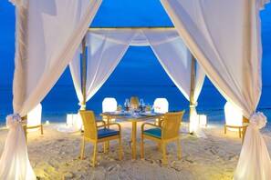 Breakfast, lunch, dinner served; beach views 