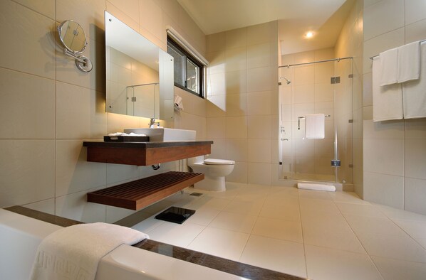 Premium Double or Twin Room Beach Front | バスルーム | シャワー、バスアメニティ (無料)、ヘアドライヤー、タオル