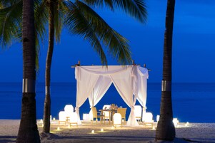 Se sirven desayunos, almuerzos y cenas; con vista a la playa