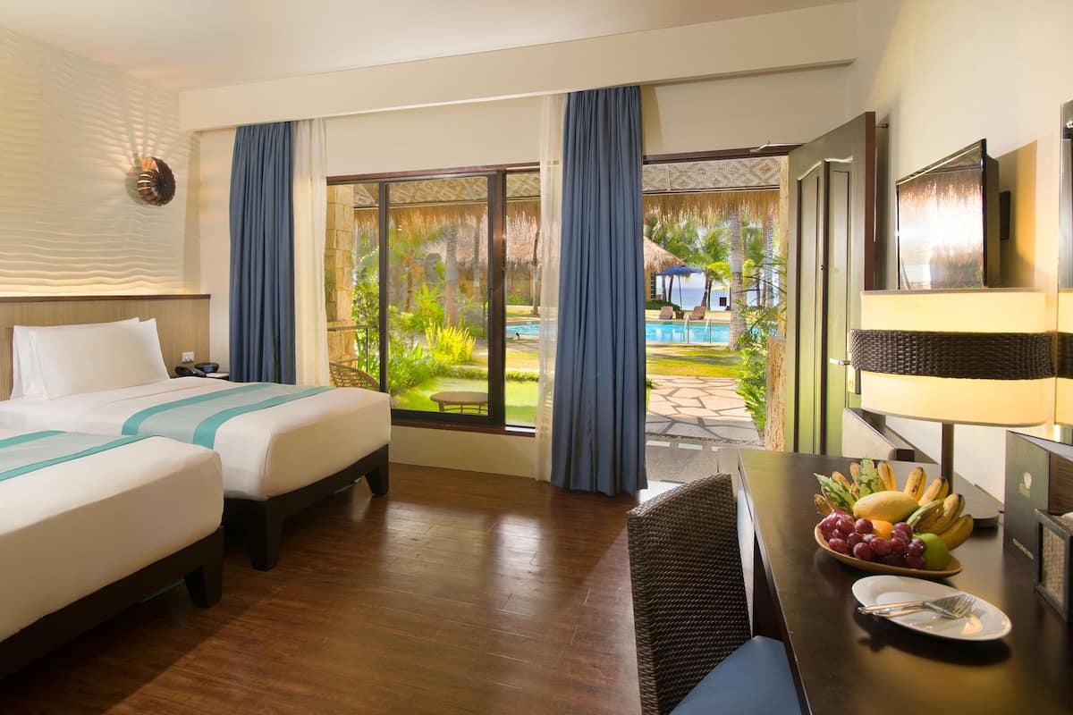 Deluxe Double or Twin Room with Pool View | Minibar, két bảo mật tại phòng, bàn