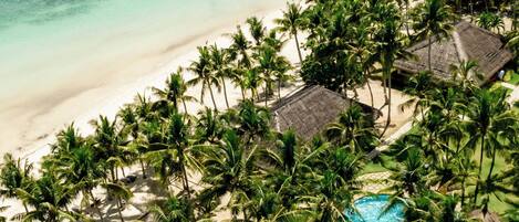 2 piscines extérieures, chaises longues