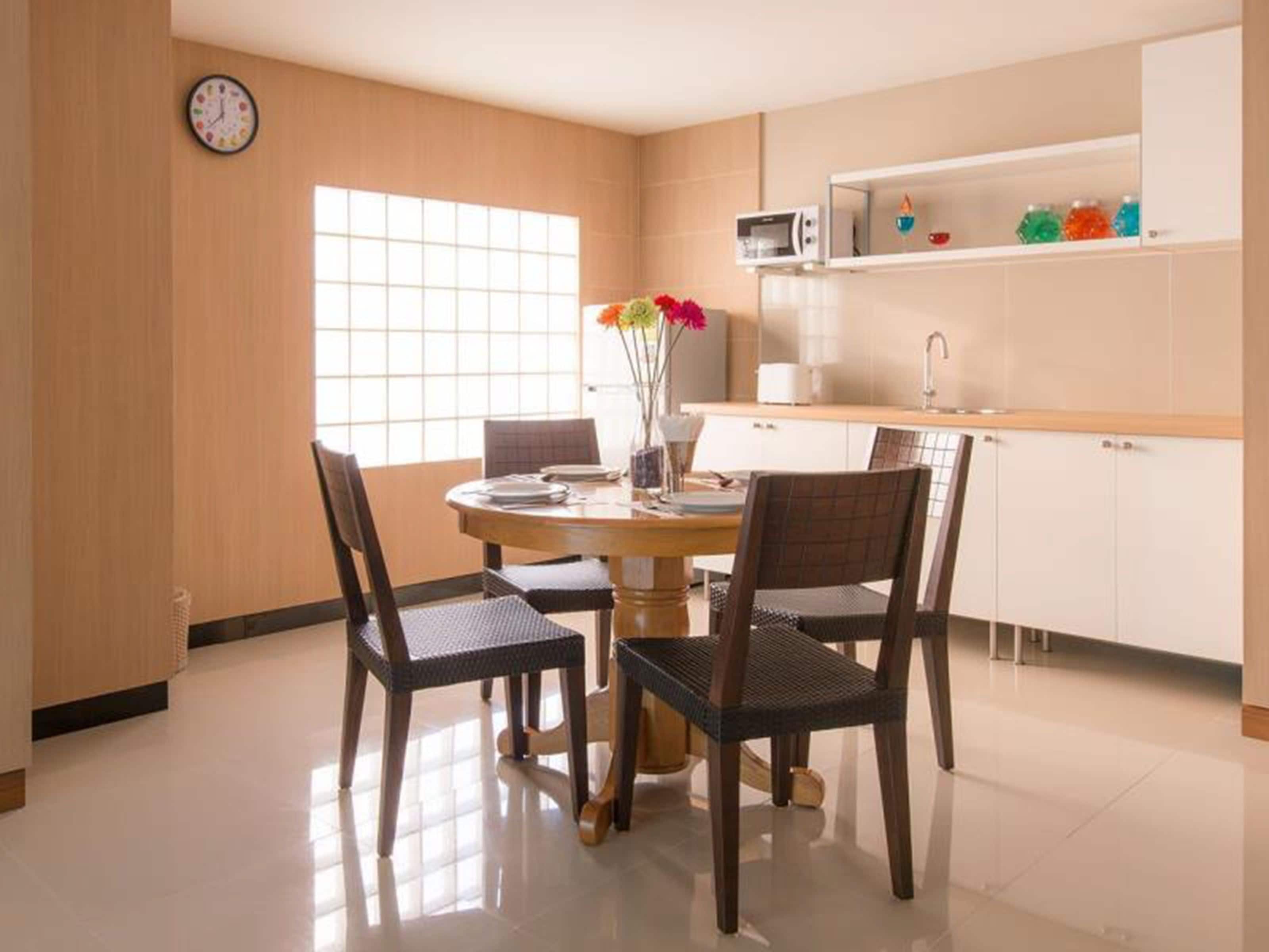 one bed room suite | in-room dining