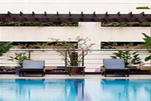 Outdoor pool, pool loungers - Dynasty Grande Hotel (Bangkok)