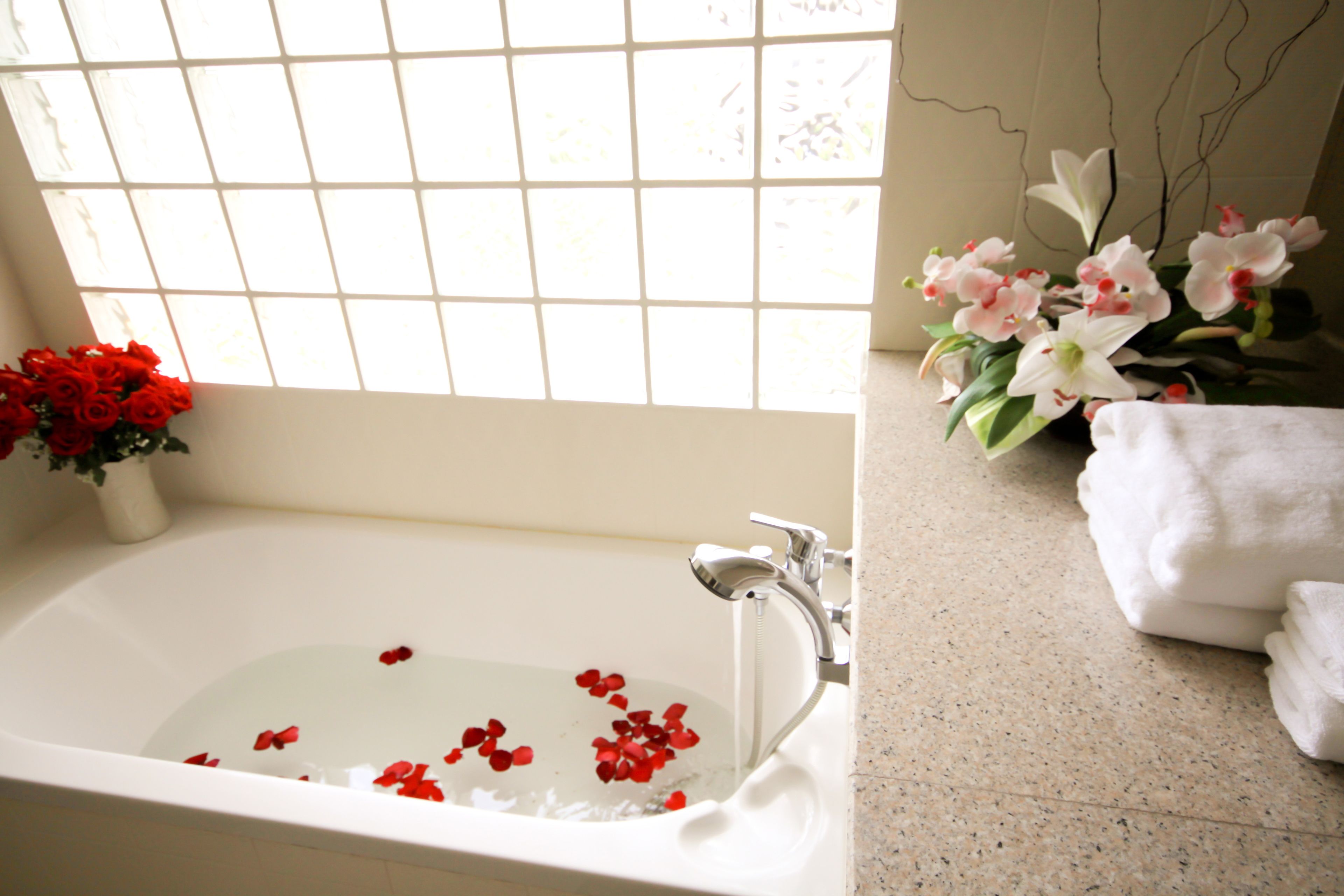 deluxe room | deep-soaking bathtub