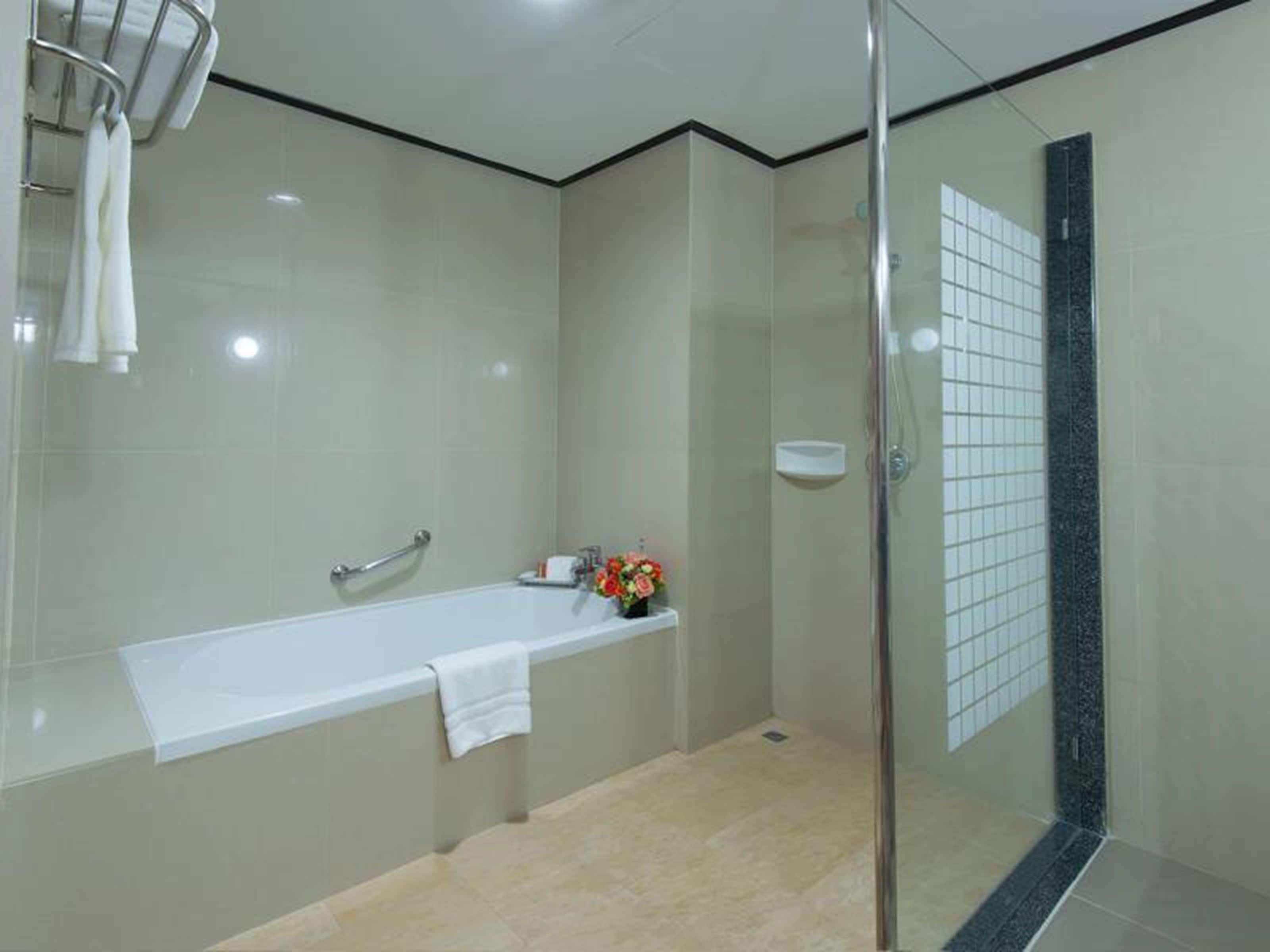 separate bathtub and shower, rainfall showerhead, free toiletries