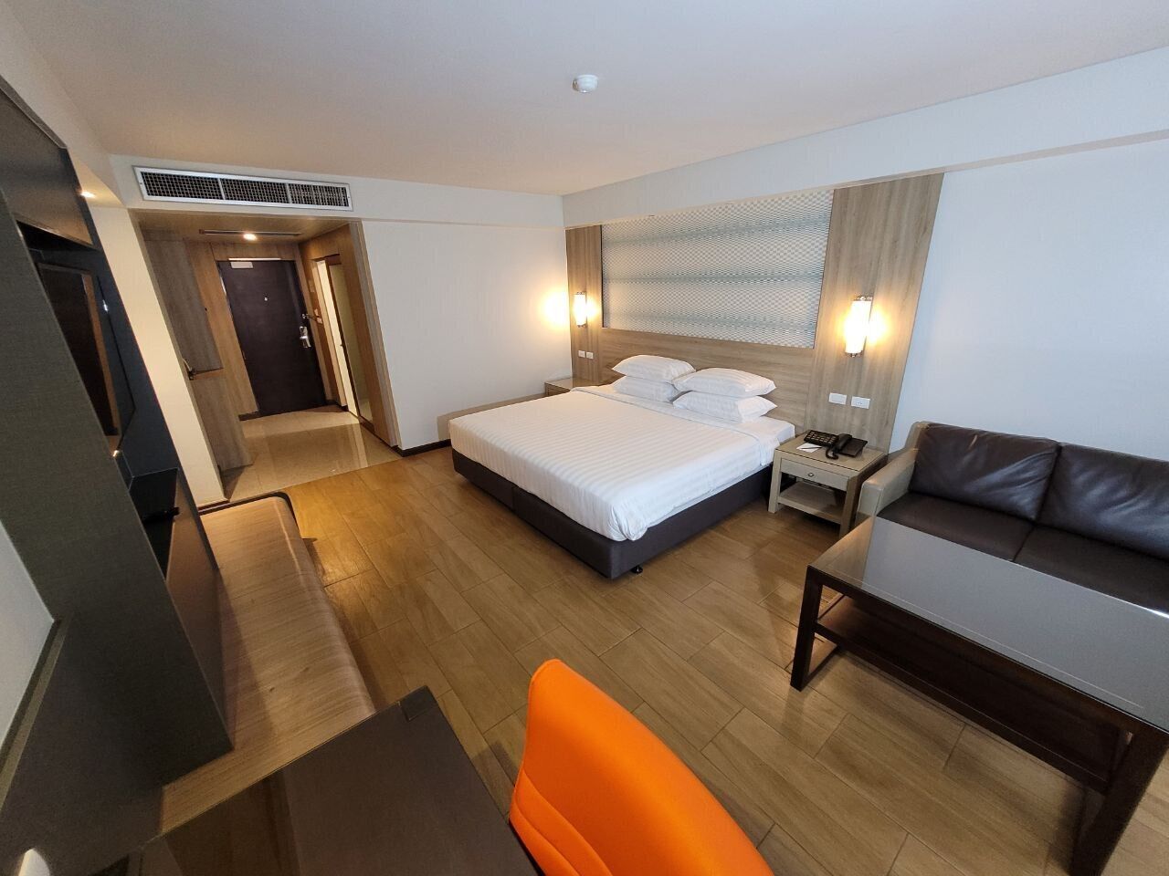 in-room safe, desk, laptop workspace, blackout curtains