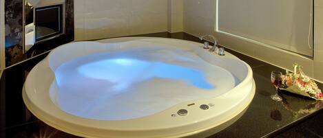 Separate tub and shower, jetted tub, free toiletries, hair dryer