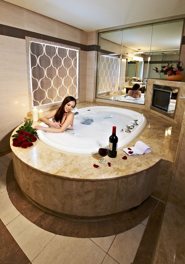 Separate tub and shower, jetted tub, free toiletries, hair dryer - Alper Motel (Taipei)