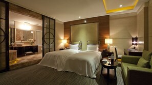 Habitación Deluxe con 2 camas individuales | Edredones de plumas, minibar con artículos gratuitos, escritorio