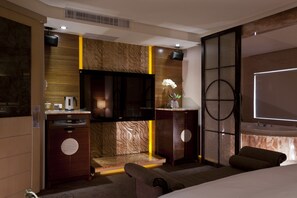 Down comforters, free minibar, blackout drapes, soundproofing - Alper Motel (Taipei)