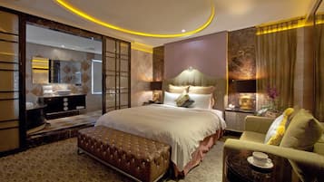 羽毛の掛け布団、ミニバー (無料)、デスク、遮光カーテン