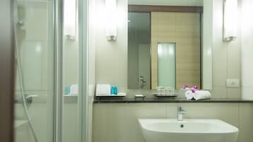 Shower, rainfall showerhead, free toiletries, hair dryer